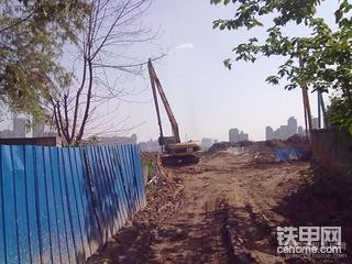 今天冒个泡/。在武昌工地上各类挖掘机