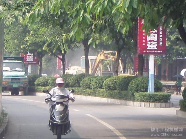 裝了破碎錘的玉柴小型挖掘機，機手是個戴眼鏡的機手！