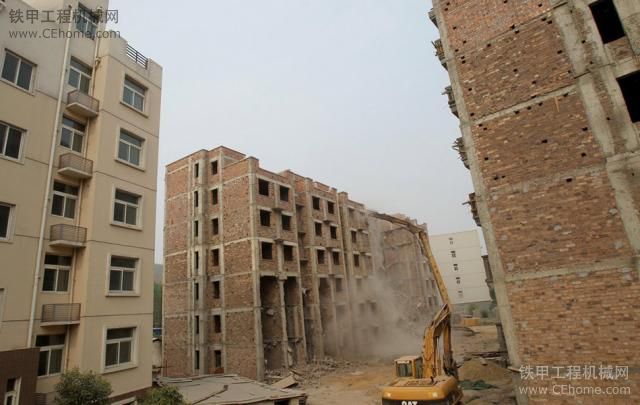 郑州安置房成“豆腐渣”工程 8栋楼全部拆除