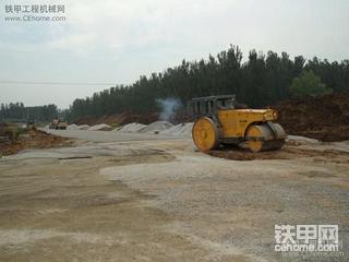 开发区建设－铺水稳基层