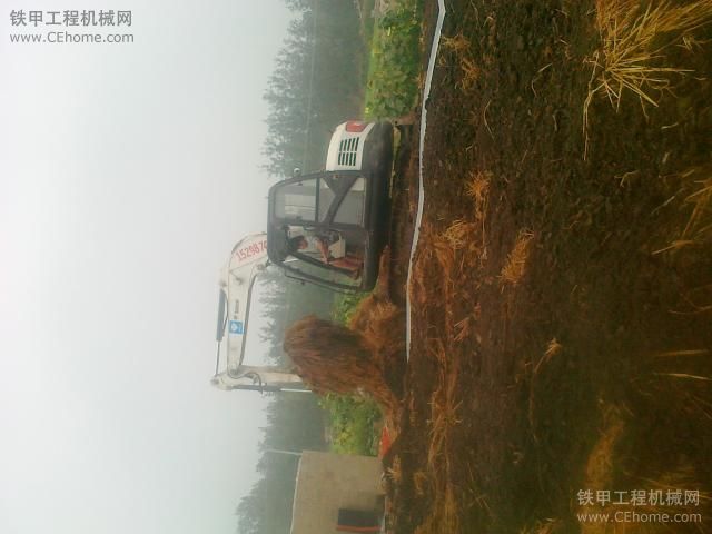 原創(chuàng)挖掘機(jī)挖斗挖稻草