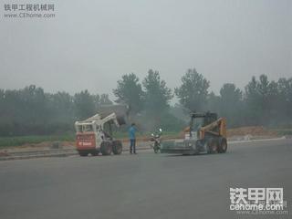 凱斯遇山貓（公路清掃作業(yè)）