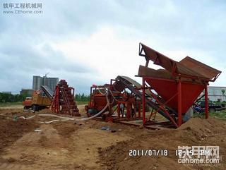 大家鉴定下这是什么品牌的挖掘机！