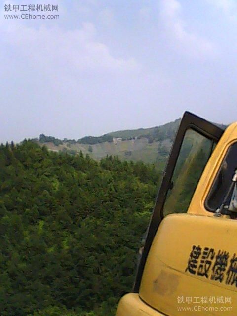 今天跟著師傅上山修路，挖溝，上到山上鞋都斷掉。