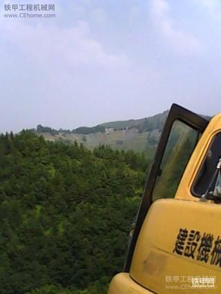 今天跟着师傅上山修路，挖沟，上到山上鞋都断掉。