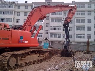 在续武昌工地。天气那么热。 只有我们工程机器在忙碌中