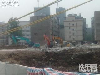 在续武昌工地。天气那么热。 只有我们工程机器在忙碌中