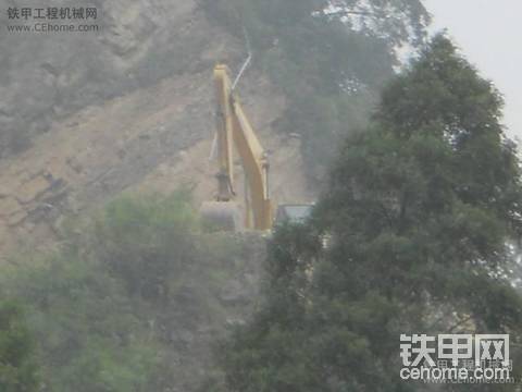 小松在远处，旁边有台神钢在忙活