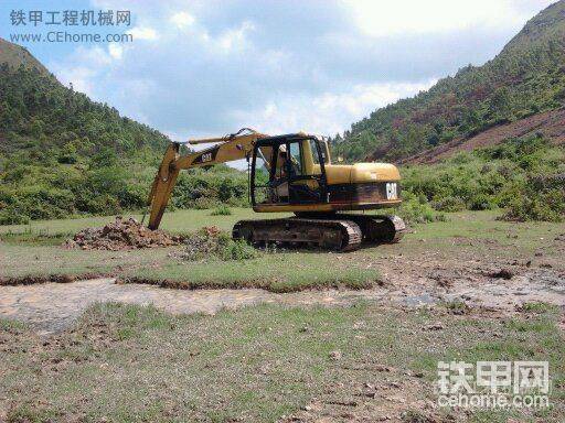 挖个水坑接水