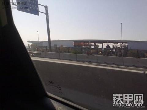 终于拍到圣地亚哥高速路旁的玉柴挖机了   可惜不清晰