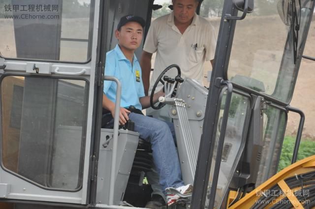 代表90后參加平地機試駕體驗