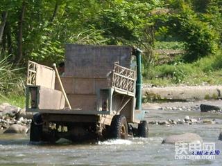 拖拉机过小溪