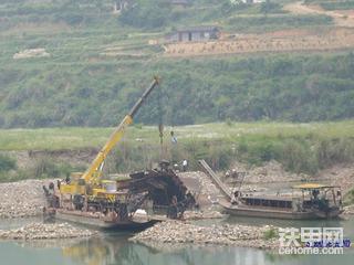 吊车站在船上起吊沉船