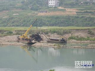 吊车站在船上起吊沉船