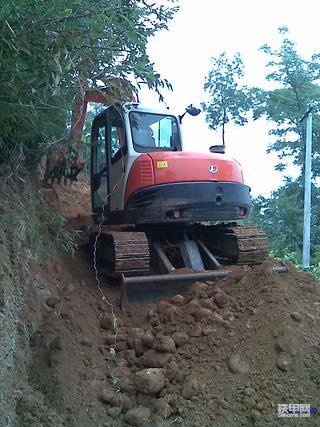 久保田KX080-3試用機----黃土加卵石中修筑公路