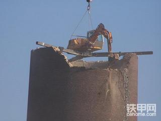 外国人用挖机拆烟筒。。。