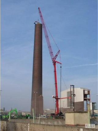 外国人用挖机拆烟筒。。。