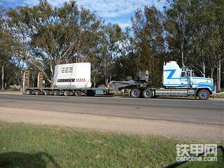 挖机的配重都是60吨，用是2托6的拖车。。