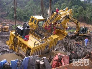 挖掘机“深陷泥潭”；推土机“悬崖勒马”