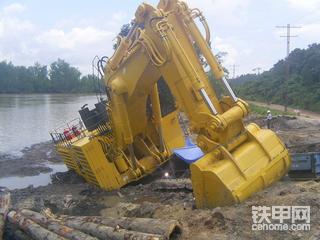 挖掘机“深陷泥潭”；推土机“悬崖勒马”