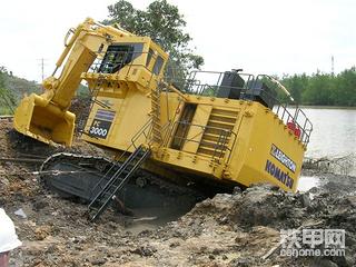 挖掘机“深陷泥潭”；推土机“悬崖勒马”