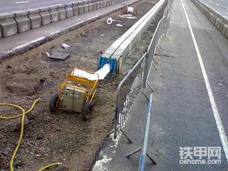 小型滑模摊铺机