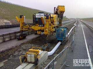 小型滑模摊铺机