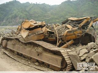 看看挖机事故，惨啊