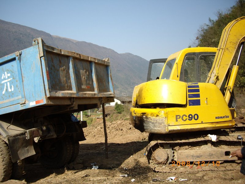 小松挖機(jī)尾部碰撞事故