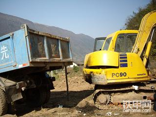 小松挖机尾部碰撞事故