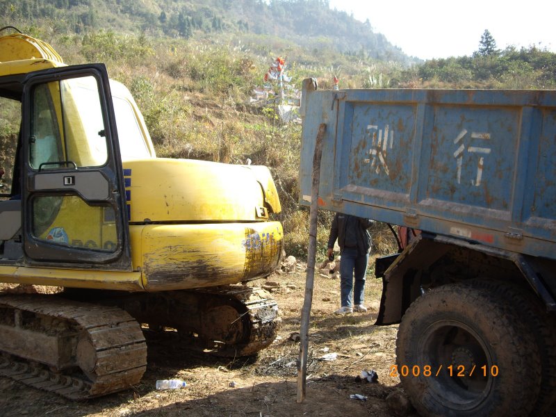 小松挖機(jī)尾部碰撞事故