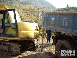 小松挖机尾部碰撞事故