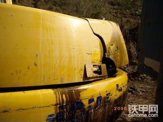 小松挖机尾部碰撞事故