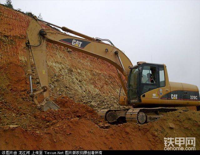 高難度邊坡作業(yè)中，要知道，挖掘機(jī)如果沒有良好的液壓系統(tǒng)的話。是難以漂亮的完成的！