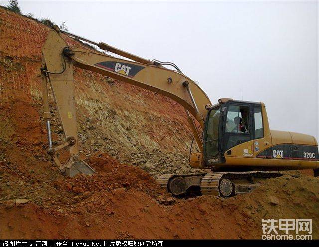 高難度邊坡作業(yè)中，要知道，挖掘機(jī)如果沒有良好的液壓系統(tǒng)的話。是難以漂亮的完成的！