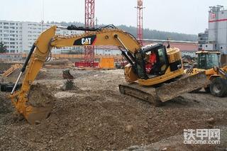 卡特挖掘机321D LCR同Volvo ECR235C