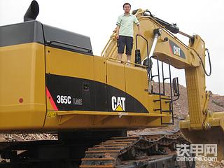 卡特彼勒大型設(shè)備在新&amp;*疆（鉸卡礦山挖機(jī)）