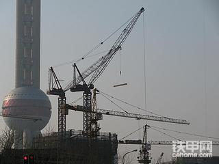 上海工地之平頭塔機(jī)、尖頭塔機(jī)（或稱(chēng)塔吊）
