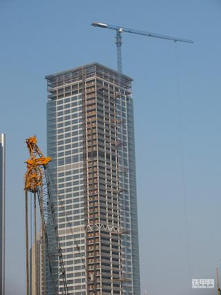 上海工地之平頭塔機(jī)、尖頭塔機(jī)（或稱(chēng)塔吊）