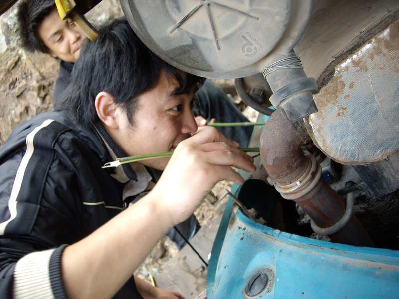 清洗挖掘機(jī)，小怪手很臟。。。。