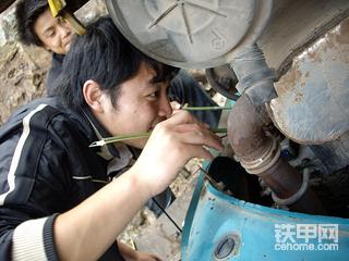 清洗挖掘机，小怪手很脏。。。。