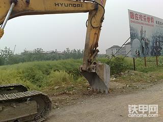 在周庄停车场拍的现代挖机