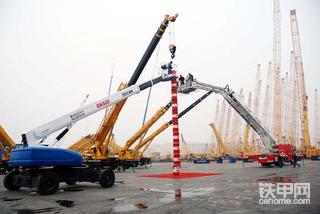 徐工重型首台高空作业平台车问世