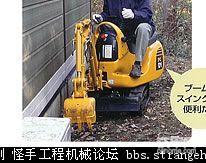 女士开小松PC01挖掘机