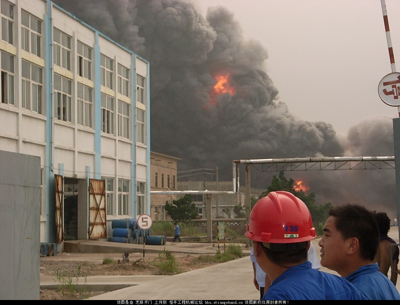 发几张工地旁边化工厂失火的照片.震撼哦!