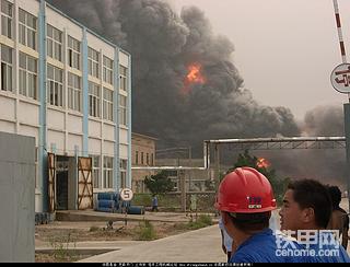 发几张工地旁边化工厂失火的照片.震撼哦!