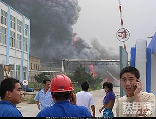发几张工地旁边化工厂失火的照片.震撼哦!