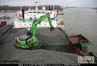 固定在船上的挖掘机