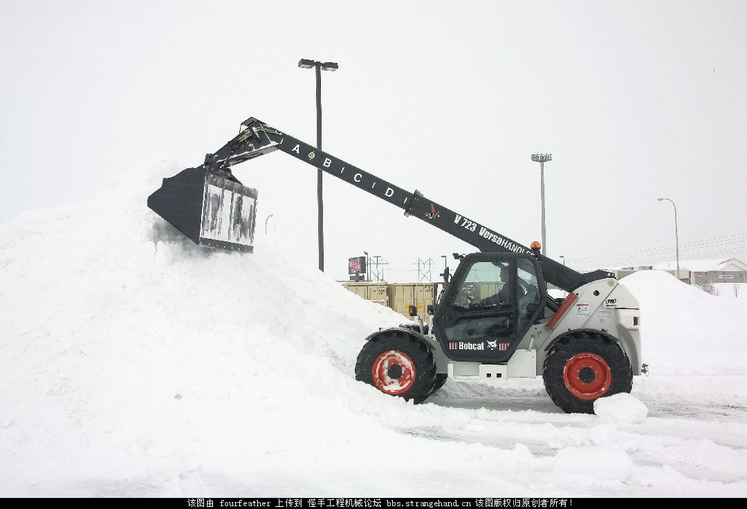 山貓（BOBCAT）伸縮臂叉車(chē)除雪圖