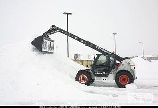 山貓（BOBCAT）伸縮臂叉車除雪圖